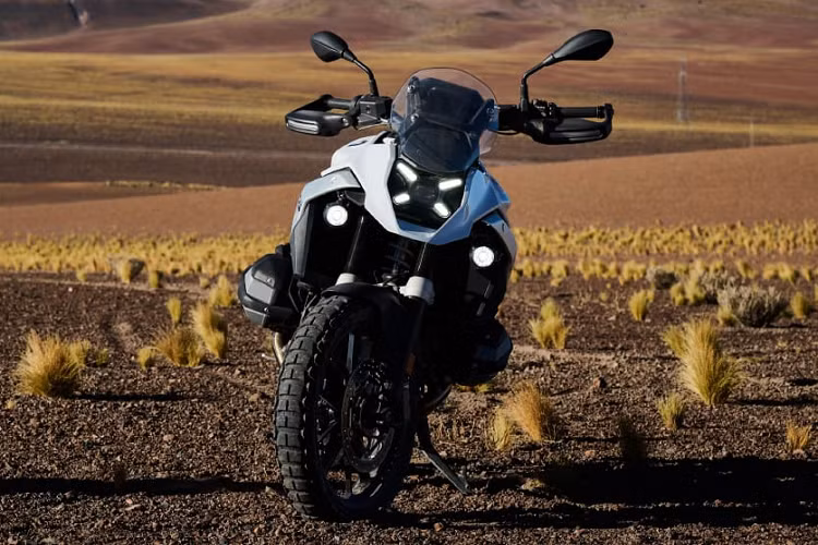 BMW R 1300 GS được trang bị tiêu chuẩn 4 chế độ lái (Rain, Road, Eco và Enduro), Kiểm soát mô-men xoắn động cơ, Kiểm soát lực kéo, hỗ trợ phanh động cơ, khởi hành ngang dốc và ABS Pro. Với gói nâng cấp Riding Modes sẽ bổ sung các chế độ lái Dynamic, Dynamic Pro và Enduro Pro.