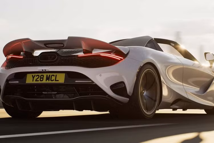 Nội thất của McLaren 750S không có nhiều sự thay đổi so với 720S. Theo hãng chia sẻ, nội thất của xe có hai tùy chọn khác nhau là TechLux và Performance. Ở phiên bản nội thất TechLux, mẫu xe được sử dụng da Nappa cho toàn bộ xe trong khi bản hiệu suất cao được tích hợp thêm các chi tiết sử dụng Alcantara.