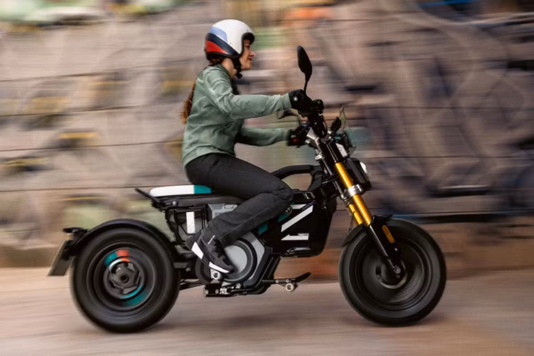 BMW Motorrad ra mắt CE 02 như một phương tiện điện tử đặc thù dành riêng cho đô thị. CE 02 được hoàn thành trong thời gian 2 năm, kể từ ngày chiếc xe đầu tiên CE 04 được giới thiệu. BMW CE 02 2023 mới - không phải chiếc tay ga điện hoặc xe máy điện, BMW gọi mẫu xe này là "eParkourer".