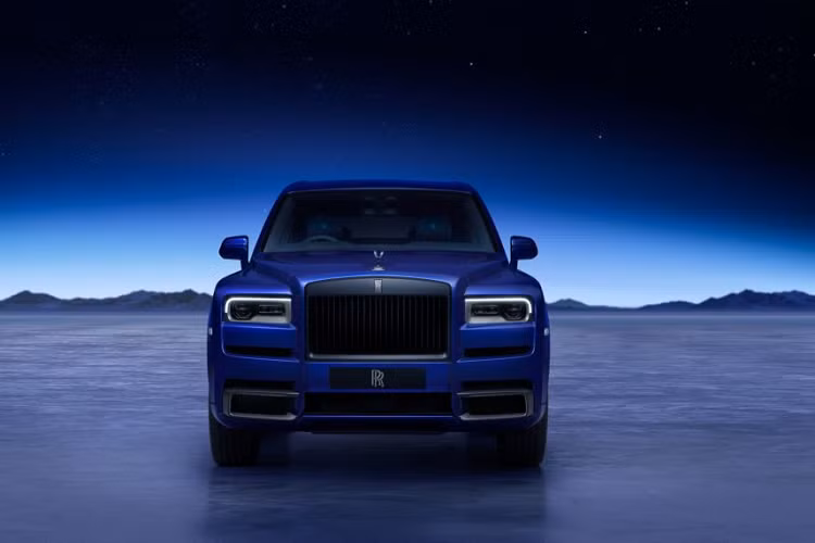 Tất cả những nét đặc trưng đó đã khắc hoạ trọn vẹn bản chất của Blue Shadow. Phiên bản Bespoke của Black Badge Cullinan được phân phối độc quyền thông qua các Văn phòng Private Office của thương hiệu, với số lượng giới hạn - chỉ 62 chiếc trên toàn cầu, mỗi chiếc tượng trưng cho mỗi dặm từ Trái đất đến Đường Kármán.