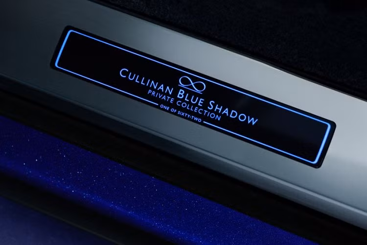 Khách hàng cũng có thể đặt hàng một mô hình xe có tỷ lệ 1:8 với chiếc Black Badge Cullinan Blue Shadow siêu sang, với đèn nội thất và ngoại thất hoạt động đầy đủ, cửa xe có thể đóng mở và nội thất tái hiện lại tất cả các chi tiết của Bộ sưu tập, bao gồm cả Tấm ốp bậc cửa phát sáng Bespoke.