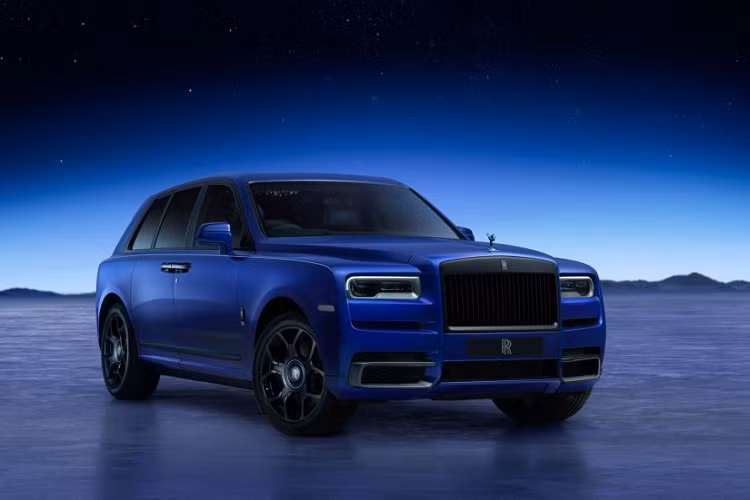 Bộ sưu tập Black Badge Cullinan Blue Shadow mới được lấy cảm hứng từ đường Kármán, ranh giới vô hình cách bề mặt Trái đất 62 dặm (100 km), nơi giao thoa giữa bầu khí quyển và không gian ngoài vũ trụ. Bên trong khu vực huyền bí, đầy thanh tao này, màu xanh của bầu trời mà chúng ta nhìn thấy từ Trái đất chìm dần vào bóng tối của không gian, tạo ra một khoảng màu xanh thẫm, nơi bóng tối hiện diện.