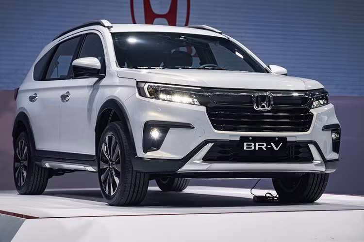  Honda BR-V và CR-V 2023 Honda CR-V thế hệ mới đã lần đầu tiên ra mắt vào giữa năm ngoái. Trong thời gian qua, mẫu SUV cỡ C này đã liên tục chạy thử tại Thái Lan và được đăng ký bảo hộ kiểu dáng công nghiệp ở Indonesia. Do đó, không có gì bất ngờ khi Honda CR-V 2023 sẽ sớm ra mắt Việt Nam trong năm nay. Hiện mẫu xe này cũng đang được cả hãng lẫn đại lý khuyến mãi mạnh, lên đến gần 200 triệu đồng.