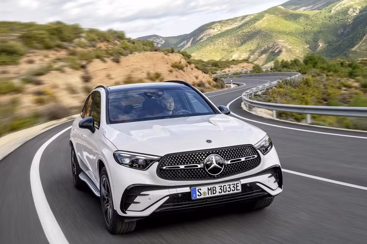  Loạt xe Mercedes-Benz Vào nửa cuối năm nay, Mercedes-Benz GLC thế hệ mới dự kiến sẽ ra mắt thị trường Việt Nam. Đây là mẫu SUV hạng sang đã trình làng tại thị trường nước ngoài vào hồi tháng 6 năm ngoái.