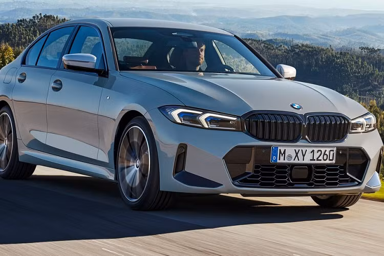 Trong đó, BMW 3-Series lắp ráp có giá từ 1,399 - 1,719 tỷ đồng. Con số tương ứng của BMW 5-Series lắp ráp là 2,139 - 2,639 tỷ đồng. BMW X3 lắp ráp lại có giá từ 1,799 - 2,439 tỷ đồng. Cuối cùng là BMW X5 lắp ráp với giá từ 4,019 - 4,169 tỷ đồng.