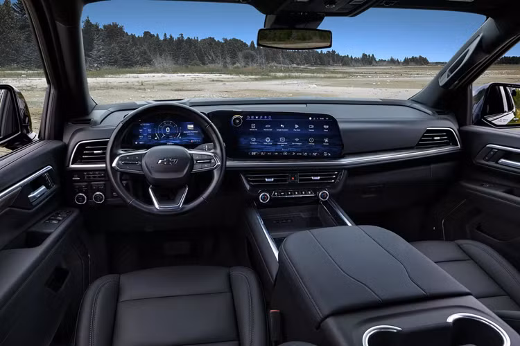 Ngoại thất bộ đôi SUV Chevrolet Tahoe và Suburban 2025 này được cải tiến nhẹ, với các chi tiết được thay đổi theo ngôn ngữ thiết kế mới của Chevrolet, từng thấy trên bản nâng cấp gần đây nhất của mẫu bán tải Silverado HD. Đèn pha nhỏ hơn và lắp thấp bên dưới, đèn hậu hiện đại hơn cùng bộ mâm có kích thước 24 inch.