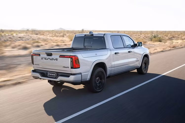 Thực chất, Ram 1500 Ramcharger vận hành bằng hệ truyền động hybrid lai xăng-điện theo kiểu nối tiếp (series hybrid), trong đó các bánh xe sẽ được dẫn động bởi mô-tơ điện, nhưng năng lượng từ bộ pin thì được sạc lại bởi động cơ xăng. Đây là hệ thống hybrid giống với e-Power của Nissan, đang ứng dụng trên mẫu Kicks tại Việt Nam.