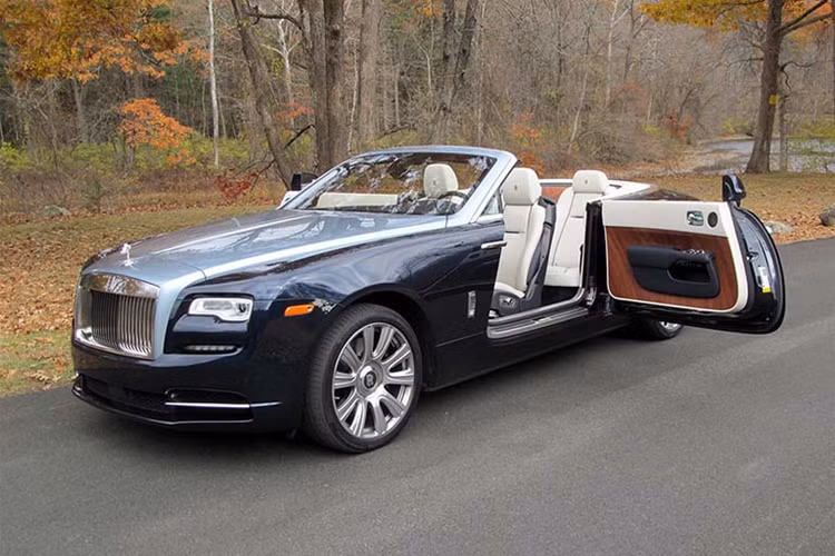 "Trái tim" của Rolls-Royce Dawn là khối động cơ V12, twin-turbo, dung tích 6,6 lít, sản sinh công suất tối đa 563 mã lực tại vòng tua máy 5.250 vòng/phút và mô-men xoắn cực đại của xe đạt 820 Nm tại vòng tua máy 1.500 vòng/phút.