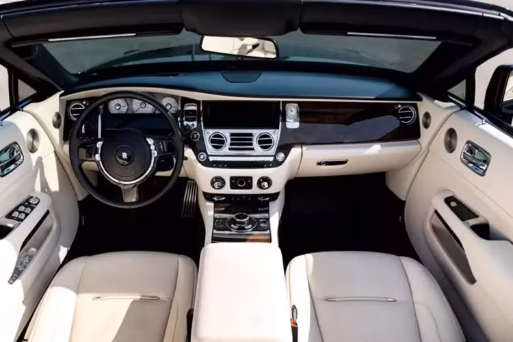 Dawn được chế tạo trên cơ sở Rolls-Royce Ghost, không giống như mẫu trước đó dựa trên Rolls-Royce Phantom thế hệ thứ 7, mẫu xe hàng đầu của Rolls-Royce Motor Cars cho đến khi có sự xuất hiện của thế hệ thứ 8 và Rolls -Royce Phantom Coupe .