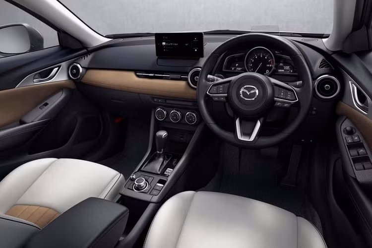 Hệ thống thông tin giải trí mới của mẫu xe SUV Mazda CX-3 2024 đi kèm với màn hình cỡ lớn hơn với kích thước 8,8 inch thay cho loại 7 inch cũ. Màn hình này vẫn có thiết kế như máy tính bảng và đặt nổi thay vì tích hợp gọn gàng vào mặt táp-lô. Nhờ hệ thống thông tin giải trí mới, người dùng có thể thực hiện các cuộc gọi khẩn cấp hoặc tư vấn, định vị xe và điều khiển một số tính năng từ xa thông qua điện thoại thông minh.
