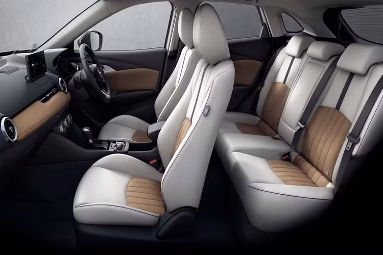 Bên cạnh hệ thống thông tin giải trí mới, mẫu SUV cỡ B này còn có thêm phiên bản Vivid Monotone đặc biệt. Phiên bản này tạo điểm nhấn khác biệt bằng viền mạ crôm màu đen hình đôi cánh bao quanh lưới tản nhiệt và vành nhôm 18 inch phay xước 2 màu mới. 