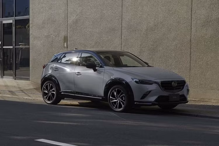 Không chỉ Mazda2, hãng Mazda còn tung ra phiên bản nâng cấp nhẹ của dòng SUV cỡ B Mazda CX-3 2024 mới ở thị trường Nhật Bản. Trong lần nâng cấp này, mẫu SUV cỡ B nhà Mazda được bổ sung hệ thống thông tin giải trí Mazda Connect mới, tương tự Mazda2 2024.