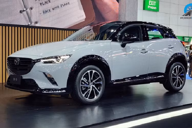 Tại Việt Nam, mẫu xe này hiện có 3 phiên bản là 1.5 Deluxe, 1.5 Luxury và 1.5 Premium. Từ ngày 11/9/2023, giá xe Mazda CX-3 tại Việt Nam đã được điều chỉnh xuống còn 549 triệu đồng ở bản 1.5 Deluxe, 579 triệu ở bản 1.5 Luxury và 636 triệu đồng cho bản 1.5 Premium. Với giá bán này, Mazda CX-3 hiện là một trong những mẫu SUV cỡ B rẻ nhất tại Việt Nam, chỉ đắt hơn MG ZS.