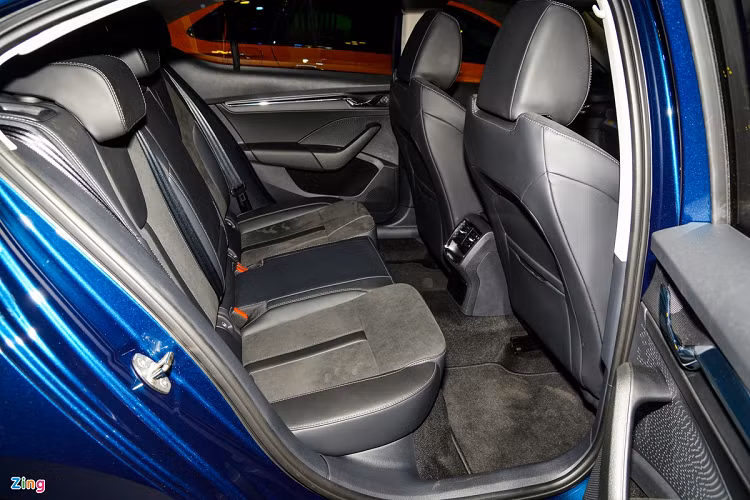 Skoda Octavia có khá nhiều công nghệ an toàn như hỗ trợ giữ làn đường, ga tự động, cảnh báo áp suất lốp, hỗ trợ phanh tự động...