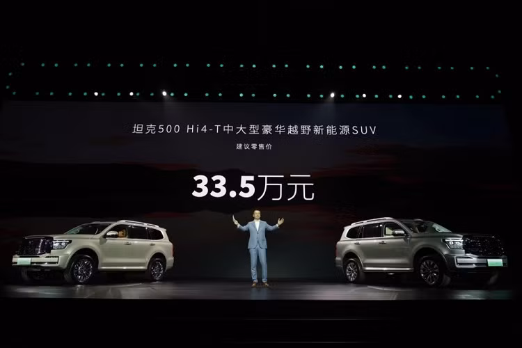 Cụ thể, mẫu xe SUV Tank 500 Hi4-T 2023 được trang bị hệ truyền động plug-in hybrid (PHEV) phát triển đặc biệt cho xe việt dã. Hệ truyền động này bao gồm máy xăng 4 xi-lanh, tăng áp, dung tích 2.0L, mô-tơ điện và hộp số tự động 9 cấp 9HAT, cho tổng cộng suất lên đến 300 kW (khoảng 402 mã lực) cùng mô-men xoắn cực đại 750 Nm.