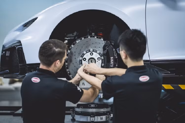Ngoài ra, cứ sau 4 năm, người dùng xe phải bỏ ra 34.000 USD (gần 800 triệu đồng) để thực hiện một lần bảo dưỡng Bugatti Chiron tổng thể. Bao gồm các dịch vụ như: thay dầu trục trước, sau, thay dầu khóa dọc mới, thay dầu và lọc dầu hộp số, thay đai truyền động, thay bugi, nước làm mát, dầu thủy lực và bộ lọc…