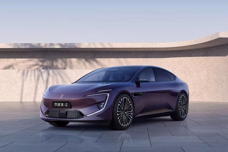 Triển lãm IAA Mobility 2023 tại Đức tràn ngập các thương hiệu xe điện đến từ Trung Quốc. Trong số này, một mẫu xe có thể nói là tiêu biểu nhất, thu hút được nhiều sự chú ý nhất là chiếc xe Avatr 12 2024 chạy điện. Đây là sản phẩm của Avatr, một công ty được thành lập bởi liên minh giữa Changan, Huawei và CATL.