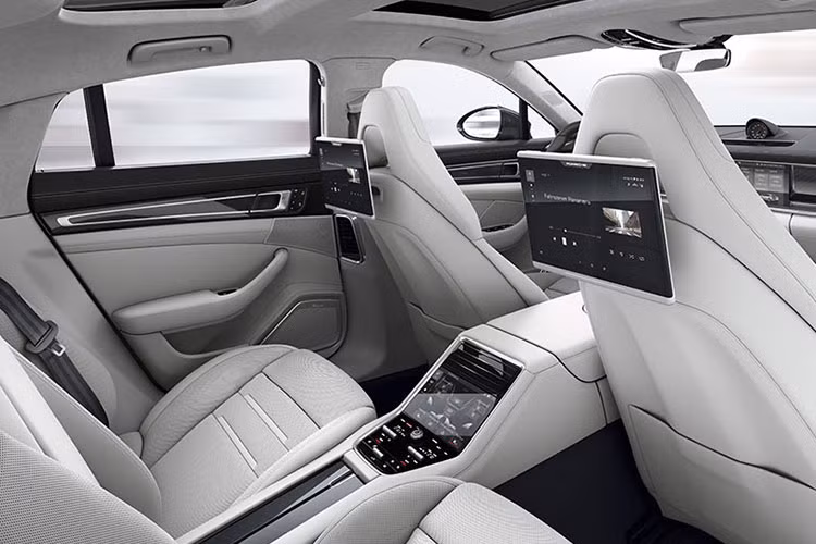 Những yếu tố này đã giúp Porsche Panamera được đánh giá cao cho 1 chiếc xe sang/xe coupe 4 cửa có nội thất sang trọng. Porsche Panemera có 11 phiên bản để bạn lựa chọn, trong đó, Panamera Turbo S Hybrid là tùy chọn hàng đầu khi có giá hơn 196.000 USD và sở hữu khối động cơ V8, dung tích 4.0 lít, tăng áp kép, cung cấp công suất lên tới 690 mã lực.