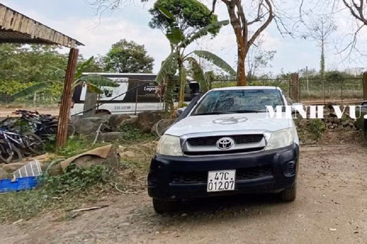 Lúc này trong nhà để xe có 6 chiếc xe gầm cao máy thoáng cùng hàng chục xe điện và những vật tư khác được để tại đây, các xe này được tiết lộ túc trực 24/24 ở Thác Dray Nur, khách tham quan có thể chiêm ngưỡng, cách đây hơn 1 tháng, khách có thể ngồi trên các xe bán tải để vượt địa hình đồi núi, sông suối.