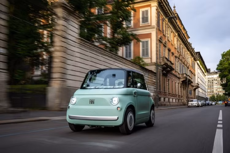 Topolino trong tiếng Italy có nghĩa là chuột Mickey - biệt danh của chiếc Fiat 500 nguyên bản ra mắt năm 1936. Trong khi đó, thiết kế của mẫu xe này lại được lấy cảm hứng từ Fiat 500 đời 1957.