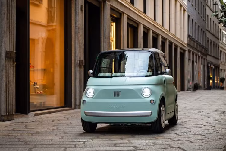Fiat bắt đầu mở bán Topolino từ cuối năm nay, mức giá xe Fiat Topolino 2024 hiện chưa được tiết lộ. Tuy nhiên, hãng xe cho biết mẫu xe điện mini này có chi phí sử dụng chỉ ngang việc sử dụng phương tiện công cộng hàng tháng.