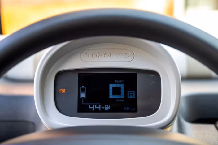 Với chiều dài tổng thể chỉ 2,53m – ngắn hơn cả Wuling Hongguang Mini EV, Fiat Topolino sở hữu không gian nội thất chỉ đủ cho hai người ngồi. Xe có tốc độ tối đa chỉ 45km/h. 