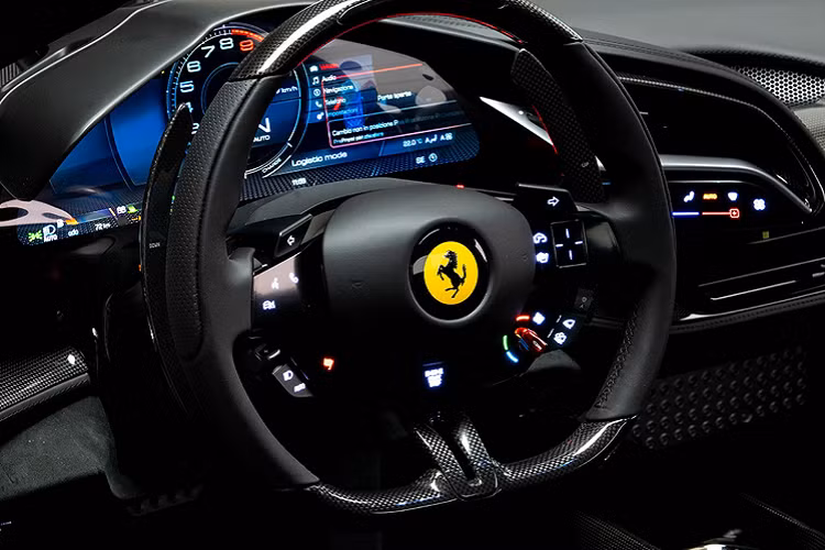Ferrari cũng không thay đổi gì về hệ thống truyền động hybrid của chiếc SF90 Spider này so với tiêu chuẩn. Xe vẫn trang bị động cơ V8 4.0 lít tăng áp kép và bộ ba mô-tơ điện cho tổng công suất 986 mã lực (735 kW / 1.000 PS).