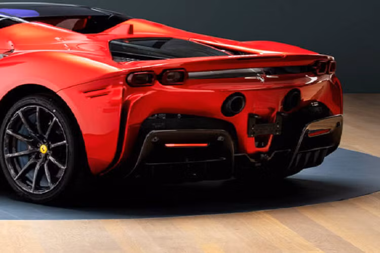Các sắc thái tưởng chừng khó có thể hòa hợp này lại được các nhà thiết kế Ferrari hợp nhất thành một dải màu tuyệt đẹp với hiệu ứng chuyển màu đậm diễn ra ở phần hông xe. Nhờ đó, người ngoài khi quan sát chiếc SF90 Spider này nếu chỉ nhìn thẳng từ đằng trước hoặc đằng sau sẽ không thể biết được toàn bộ sự độc đáo của màu sắc thân xe và sẽ bất ngờ theo cách đầy thú vị khi khám phá ra. Đó cũng chính là những gì mà các chủ sở hữu xe Ferrari mong muốn.