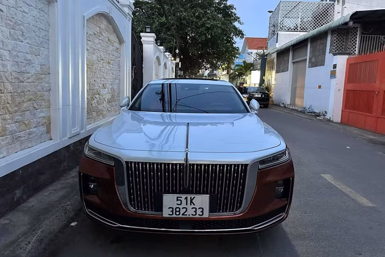 Vào thời điểm đó, giá xe Hongqi H9 2022 cho 5 phiên bản: 2.0 Elegance, 2.0 Luxury, 2.0 Premium, 3.0 Premium và 3.0 Flagship với mức bán lần lượt 1,508 - 1,688 - 1,888 - 2,468 - 2,688 tỷ đồng.