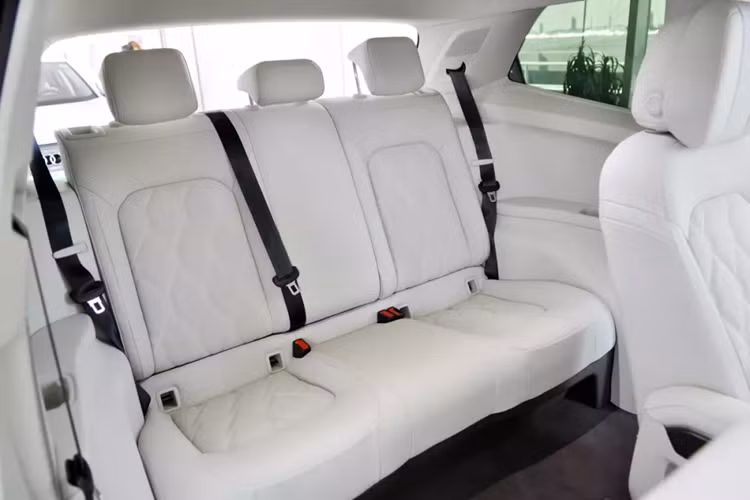 Trang bị nội thất của mẫu xe này tại Trung Quốc khá phong phú với ghế trước chỉnh điện/sưởi ấm, bảng đồng hồ kỹ thuật số với màn hình LCD 10,3 inch, màn hình cảm ứng trung tâm 12 inch, cần số điện tử nhỏ gọn, sạc điện thoại không dây, phanh tay điện tử, cửa sổ trời và hệ thống âm thanh Harman Kardon.