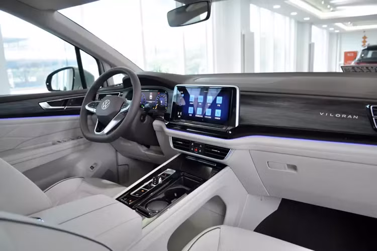Bên trong mẫu MPV cỡ lớn Volkswagen Viloran 2024 là không gian nội thất 3 hàng ghế rộng rãi với cấu hình 2+2+3 chỗ ngồi. Nội thất của Volkswagen Viloran được bọc da và ốp gỗ khá sang trọng.