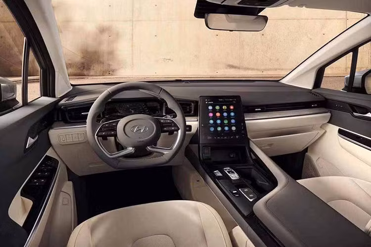 Hyundai Custin cũng rất được chú ý về khía cạnh an toàn, với đầy đủ các công nghệ tối tân như: hệ thống khung gầm N3 - Platform đạt tiêu chuẩn toàn cầu (chia sẻ chung với Santa Fe, Sorento, Sonata, K5, Carnival...), 6 túi khí; cảnh báo mở cửa, cảnh báo áp suất lốp...