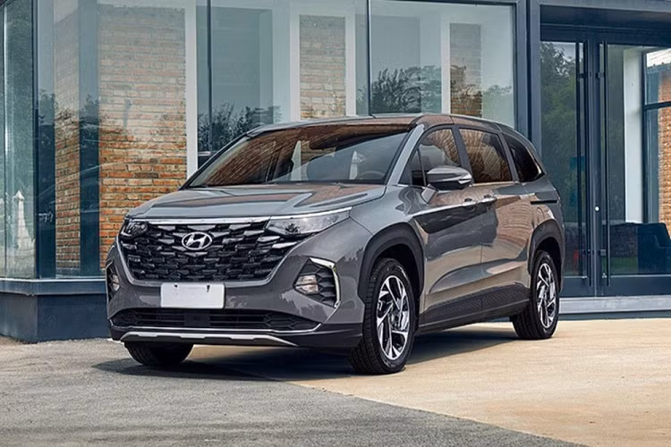 Khu vực đuôi xe rất bắt mắt với dải đèn LED được làm liền mạch và uốn móc câu điệu đà ở hai bên sườn. Dàn chân xe cũng rất sắc nét với bộ mâm năm chấu phay sơn hai màu, kích thước 18 inch. Là một mẫu MPV thứ thiệt, nên cửa ra vào hai bên hông xe đều là cửa trượt - tự động đóng mở bằng điện. Cốp xe cũng hỗ trợ đóng mở điện. Đối với một mẫu xe MPV, khoang nội thất mới là phần được chú trọng nhất.