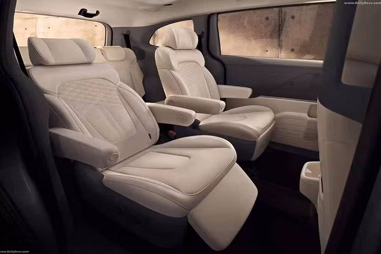 Là một mẫu xe xuất xứ từ Trung Quốc, nên không khó hiểu khi Hyundai Custin được trang bị hàng loạt công nghệ hiện đại và tiện ích ngập tràn. Nổi bật trong số đó có thể kể tới: ghế bọc da cao cấp chỉnh điện có nhớ vị trị, kèm sưởi ấm và làm mát, màn hình giải trí trung tâm kích thước 10,4 inch đặt dọc có hỗ trợ Apple CarPlay và Android Auto, điều hòa tự động có cửa gió cho cả 3 hàng ghế, hệ thống đèn viền nội thất...