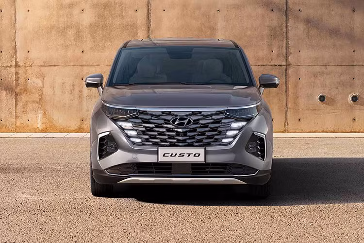Như vậy, "cửa sáng" dành cho một mẫu MPV là khá hẹp, trong bối cảnh phân khúc MPV 7 chỗ giá rẻ đang hết sức đông đúc, với hàng loạt cái tên sừng sỏ như Mitsubishi Xpander, Toyota Veloz Cross, Suzuki XL7/Ertiga và mới đây nhất là Honda BR-V. Bản thân mẫu xe đàn em là Hyundai Stagazer cũng đang "ngụp lặn" khá sâu và chưa tìm được hy vọng trong phân khúc này dù sở hữu mức giá đã rất "sát ván".