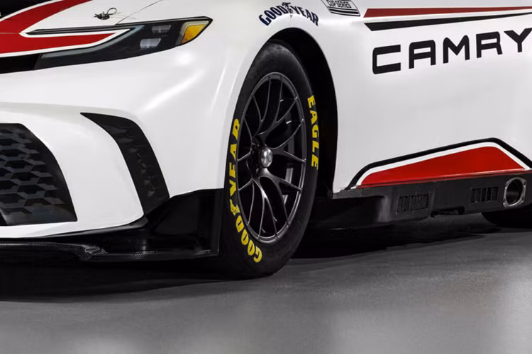 “Chiếc xe đua Camry XSE 2024 đã thể hiện rõ chi tiết của Toyota, có nhiều nét tương đồng với phiên bản Camry phổ thông thế hệ mới. Chúng tôi rất hào hứng khi đưa chiếc xe này đến đường đua và tiếp tục đạt được thành công với nó trong nhiều năm tới”, Paul Doleshal – Giám đốc nhóm xe thể thao, TMNA (Toyota Motor Bắc Mỹ) cho biết.