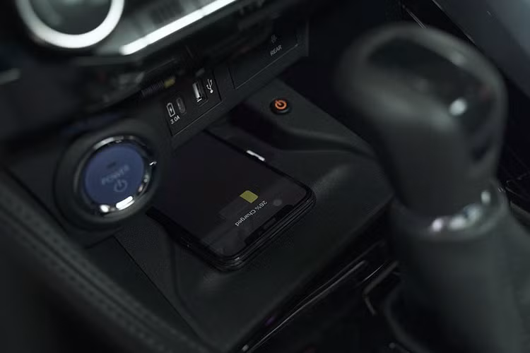 Về trang bị an toàn, Toyota Yaris Cross 2023 sở hữu những tính năng hỗ trợ lái như: ABS, EBD, BA, phanh tay điện tử, giữ phanh tự động, cảnh báo điểm mù, hỗ trợ khởi hành ngang dốc, cân bằng điện tử, cảm biến trước sau, cảnh báo phương tiện cắt ngang phía sau và 6 túi khí.