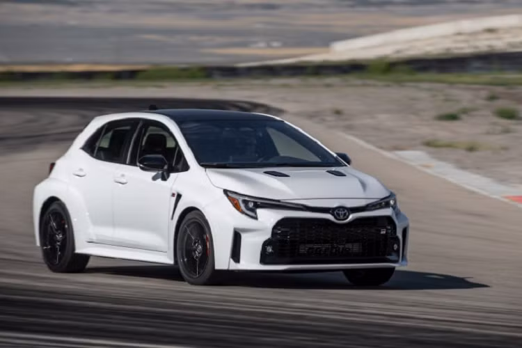 Nắm bắt điều đó, một đại lý Toyota ở Maryland (Mỹ) đã nâng giá chiếc xe này, bán kèm với mức “lạc” không tưởng. Theo đó, khách hàng muốn mua Toyota GR Corolla Morizo Edition 2023 mới sẽ phải chi số tiền là 152.000 USD (khoảng 3,5 tỷ đồng), mức giá này cao hơn gấp 3 lần so với giá niêm yết của hãng (51.884 USD - khoảng 1,2 tỷ đồng).