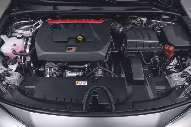 Toyota GR Corolla được trang bị khối động cơ 1.6L tăng áp, 3 xi-lanh có tên mã G16E-GTS, sản sinh công suất ấn tượng 300 mã lực tại 6.500 vòng tua máy/phút và mô men xoẵn 400 Nm tại 3.000 tới 5.500 vòng tua máy/phút.