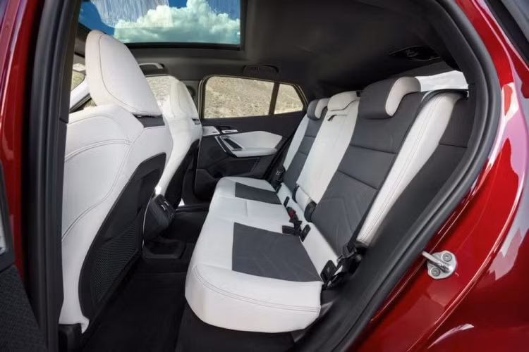 Kích thước của BMW iX2 2024 không thay đổi so với X2 mới với chiều dài 4.554 mm, chiều rộng 1.844 mm, chiều cao 1.590 mm và chiều dài cơ sở 2.692 mm. Như vậy, xe có kích thước lớn hơn SUV cỡ B nhưng lại nhỏ hơn một chút so với SUV cỡ C.
