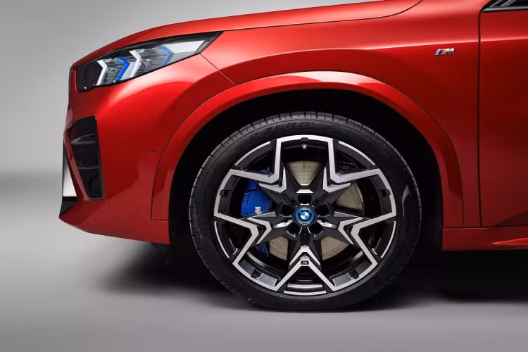 Ngoài hệ truyền động, BMW iX2 2024 có một số khác biệt về thiết kế so với X2 thế hệ mới. Có thể thấy rõ điều này qua thiết kế lưới tản nhiệt hình quả thận đóng kín, điểm nhấn màu xanh dương trong đèn pha, cổng sạc nằm trên sườn phải và sự biến mất của ống xả. Vành la-zăng của BMW iX2 2024 cũng có thiết kế riêng, phù hợp với xe điện.