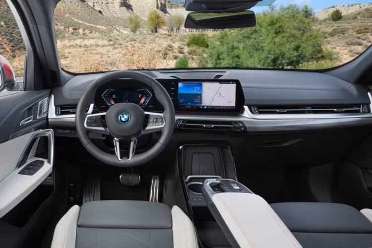 Những chi tiết còn lại của BMW iX2 2024 gần như giống hệt X2 mới. Xe cũng có cụm đèn pha LED tích hợp đèn LED định vị ban ngày, hốc gió cỡ lớn trên cản trước, thiết kế nóc dốc về phía sau, đèn hậu nhỏ gọn và cánh gió nằm bên dưới kính chắn gió sau. Thiết kế SUV lai Coupe mượt mà hứa hẹn sẽ giúp giảm hệ số lực cản không khí cho mẫu xe điện này.