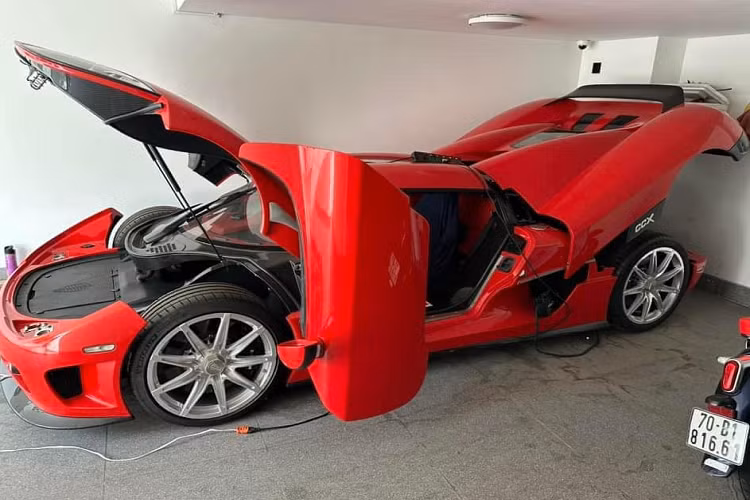Đây là chiếcsiêu xe Koenigsegg CCX triệu đô trong tổng số 29 xe được sản xuất trên toàn thế giới và chỉ có một chiếc tại Việt Nam, thông tin ban đầu cho biết, 1 đại gia Hải Phòng đã âm thầm nhập khẩu "bom tấn" này về, nhưng phải 1 năm kể từ khi có mặt trong garage của đại gia này, chiếc siêu xe hypercar Koenigsegg CCX mới lộ ảnh xuất hiện.