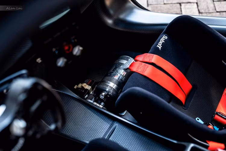 Phải nói rằng, dù là 1 siêu xe đường đua nhưng McLaren Senna GTR có thiết kế nội thất rất đẹp và 1 góc độ nào đó, khoang lái của bản McLaren Senna GTR lại đẹp, độc và lạ hơn so với xe tiêu chuẩn.