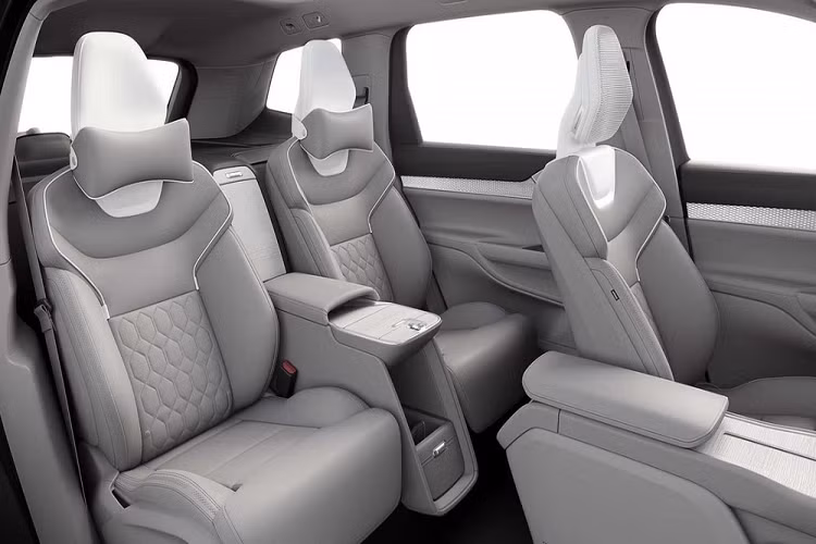 Thay vào đó, mẫu SUV điện Volvo EX90 Excellence hạng sang này chỉ sở hữu nội thất 2 hàng ghế với 4 chỗ ngồi. Ở hàng ghế sau là 2 ghế cơ trưởng được tách riêng bằng bệ tì tay trung tâm, tích hợp cả tủ lạnh nhỏ để làm mát đồ uống. Ngoài ra, 2 ghế còn đi kèm gối để tăng sự thoải mái cho hành khách.