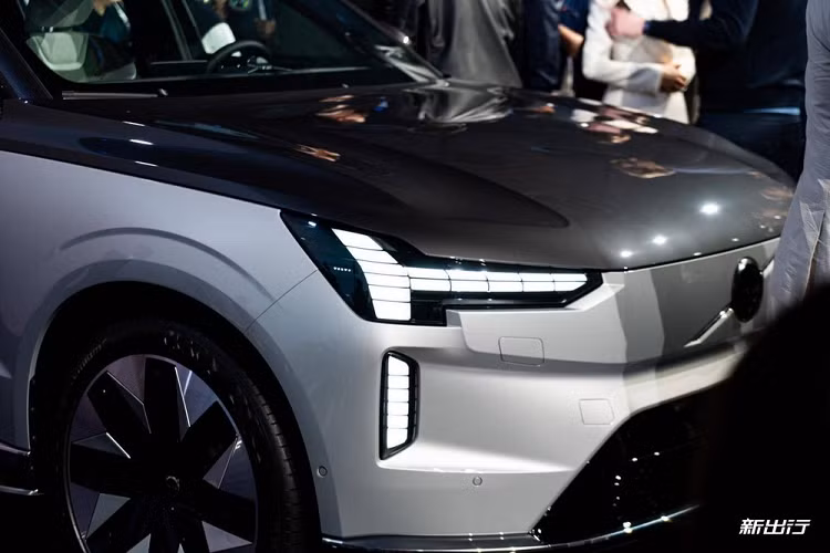 "Trái tim" của Volvo EX90 Excellence 2023 là 2 mô-tơ điện với công suất tổng cộng 496 mã lực và mô-men xoắn cực đại 914 Nm. Xe có hệ dẫn động 4 bánh toàn thời gian và cụm pin 111 kWh, mang đến quãng đường di chuyển lên đến 650 km sau mỗi lần sạc đầy pin theo chu trình thử nghiệm CLTC ở Trung Quốc.