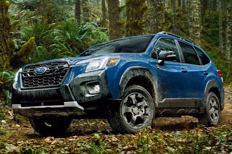  6. Subaru Forester – 82 điểm Nằm cùng phân khúc với Toyota RAV4, Subaru Forester có điểm số đáng tin cậy cao hơn đối thủ vì sở hữu công năng tương đương, đồng thời có thêm hệ dẫn động 4 bánh toàn thời gian tiêu chuẩn, không gian nội thất rộng rãi và tầm nhìn tốt.