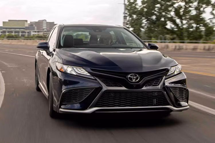  3. Toyota Camry – 86 điểm Camry ghi điểm nhờ động cơ tiết kiệm xăng, phanh ăn, lái hay và các nút bấm điều khiển dễ sử dụng.