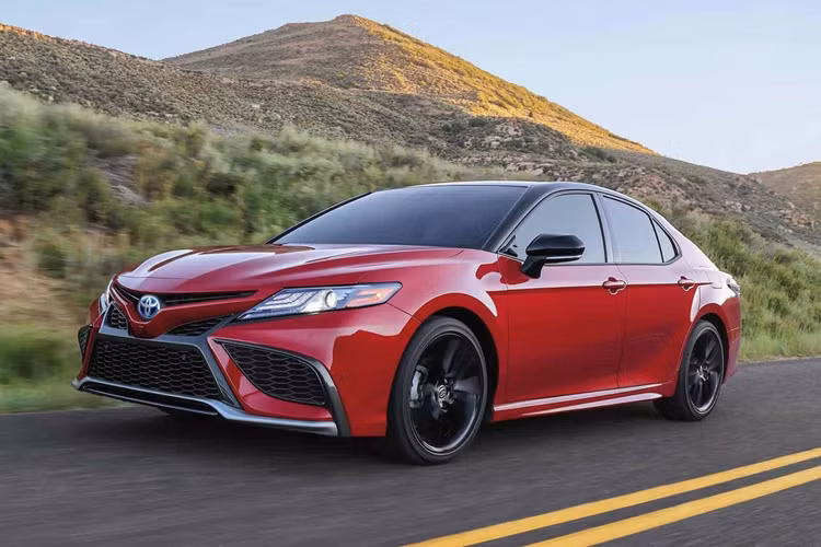  2. Toyota Camry Hybrid – 87 điểm Cũng như RAV4 Prime, Toyota Camry Hybrid có mọi ưu điểm của Camry phiên bản máy xăng nhưng lại vượt trội hơn về khả năng tiết kiệm nhiên liệu và độ đáng tin cậy.