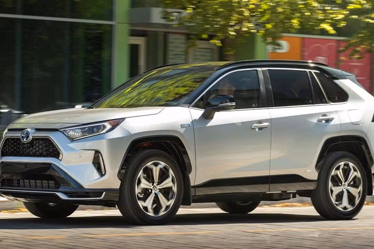  4. Toyota RAV4 Prime – 84 điểm Là phiên bản plug-in hybrid của dòng xe RAV4, được trang bị hệ truyền động phức tạp hơn nhưng có khả năng tăng tốc nhanh hơn, cảm giác lái tốt hơn và đương nhiên là lượng xăng tiêu thụ cũng thấp hơn.